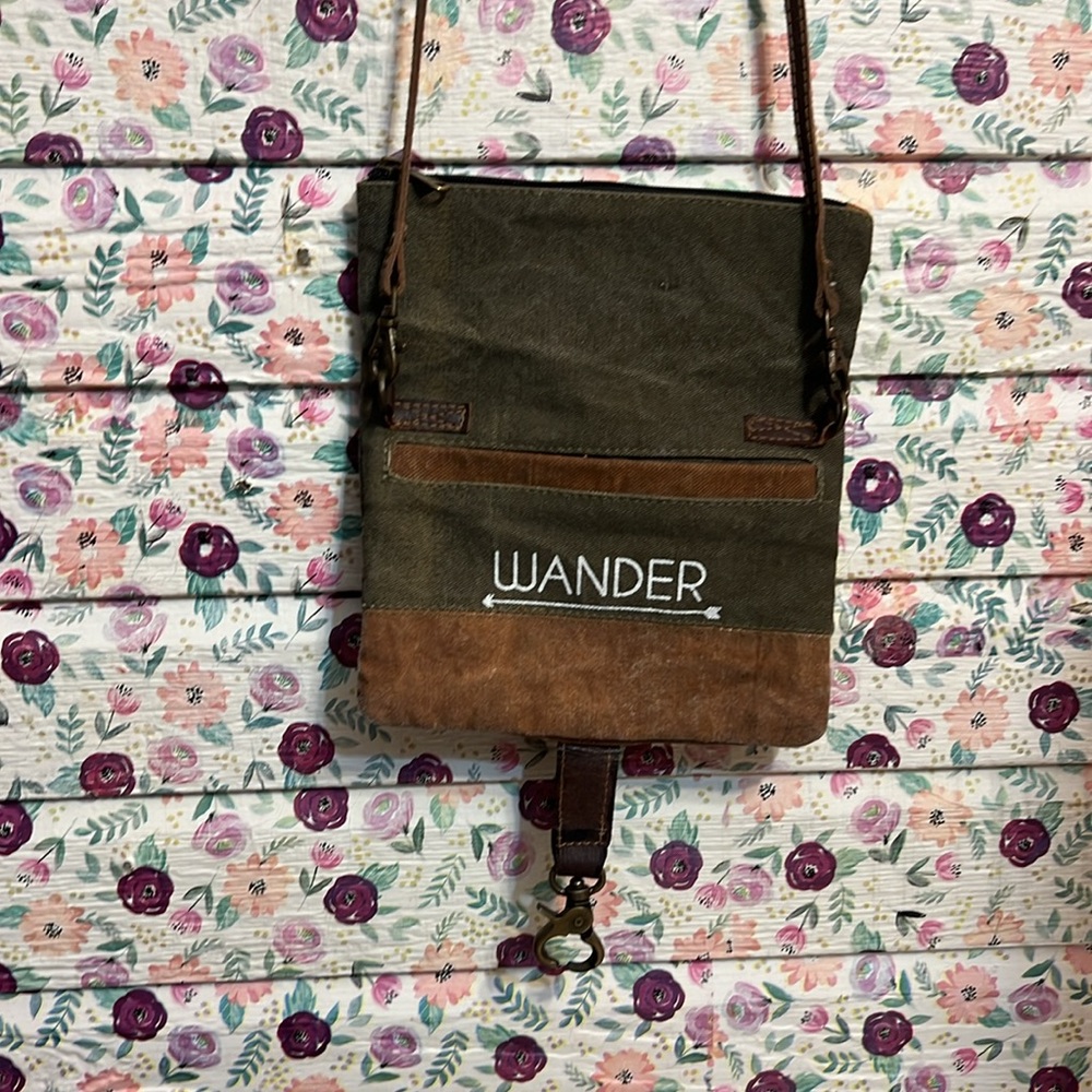 Crossbody - Picture 5 of 8